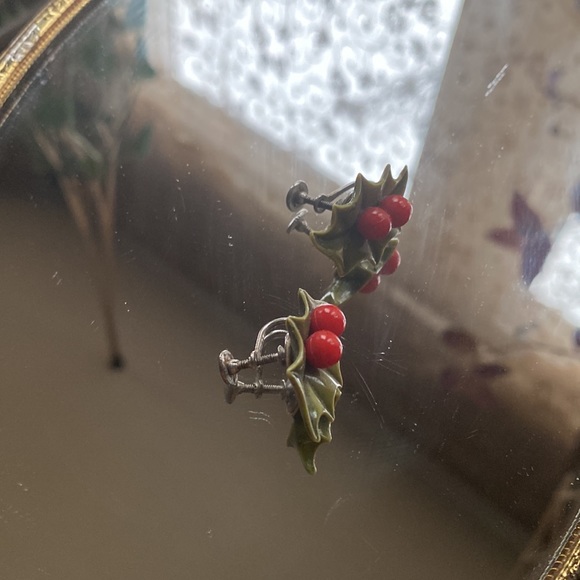 Vintage Christmas Holly and Berries Earrings screwbacks - Picture 3 of 10